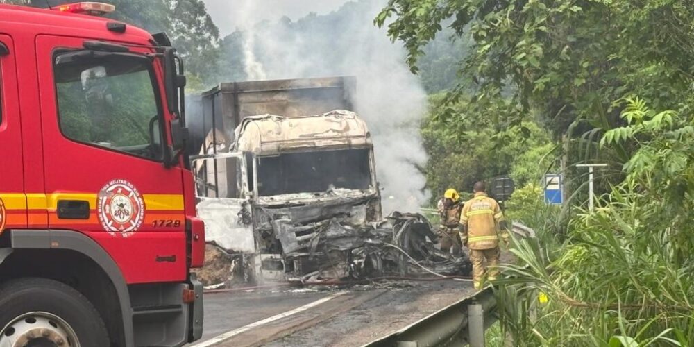 caminhatildeo-e-carro-incendiaram-apoacutes-colisatildeo-em-marques-de-souza-foto-vinicius-mallmann-1767119681-1024x768-1